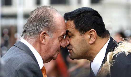 Juan Carlos saludando